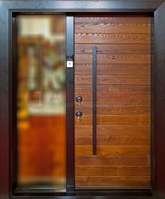 Коричневая входная дверь c МДФ панелью и стеклом ЧД-38 в частный дом в Бронницах