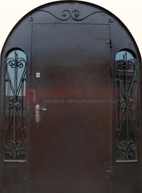 Арочная дверь со стеклом и ковкой ДА-16 под старину в Бронницах