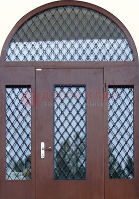 Крепкая стальная арочная дверь со стеклом и ковкой ДА-21 в Бронницах