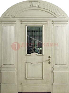 Белая входная дверь массив со стеклом и ковкой ДА-49 в Бронницах
