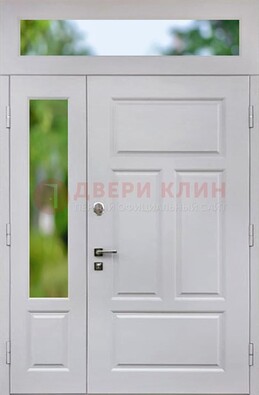 Белая полуторная железная дверь со стеклом и фрамугами ДФГ-10 в Бронницах