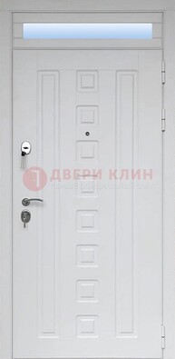 Белая металлическая дверь с фрамугой для коттеджа ДФГ-21 в Бронницах