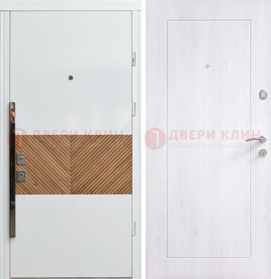 Белая железная дверь МДФ горизонтальной вставкой ДМ-265 в Бронницах