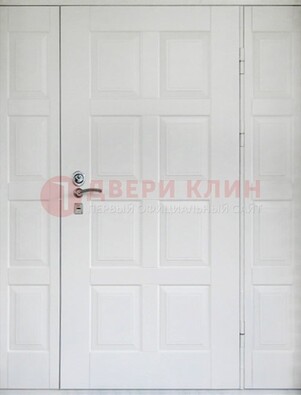 Белая входная дверь для коттеджа с МДФ ДМ-536 в Бронницах