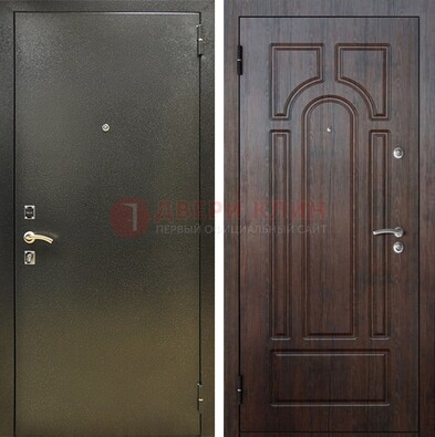 Железная темно-серая дверь с порошковым напылением и МДФ Тисненый орех ДП-275 в Бронницах