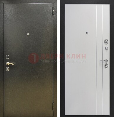 Железная темная дверь с порошковым покрытием и белая МДФ с молдингами  ДП-296 в Бронницах