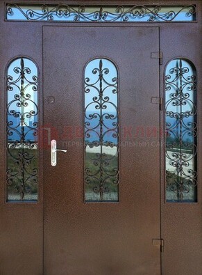 Железная парадная дверь со стеклом и ковкой ДПР-16 для общественных зданий в Бронницах