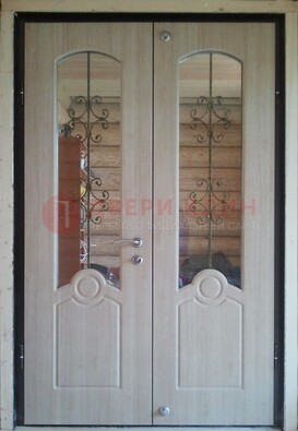 Парадная дверь со стеклянными вставками и ковкой ДПР-23 в деревянный дом в Бронницах