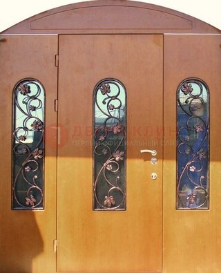 Парадная дверь со стеклянными вставками и ковкой ДПР-28 в общественное здание в Бронницах