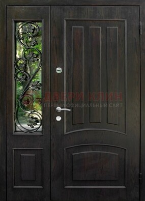 Парадная дверь со стеклянными вставками и ковкой ДПР-31 в кирпичный дом в Бронницах