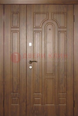 Двухстворчатая коричневая парадная дверь ДПР-48 в Бронницах