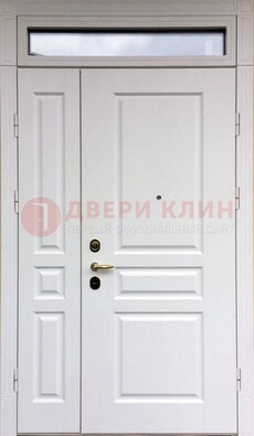 Белая двухстворчатая металлическая дверь со стеклом ДС-63 в Бронницах