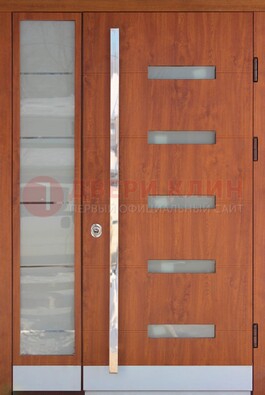 Коричневая металлическая дверь со стеклом ДС-72 в Бронницах