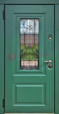Зеленая металлическая дверь со стеклом и ковкой ДСК-113 в Бронницах