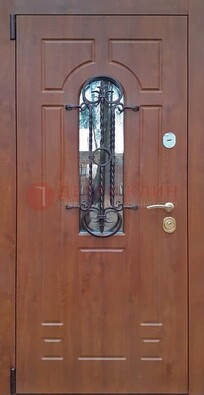 Темная железная дверь со стеклом и ковкой в коричневом цвете ДСК-154 в Бронницах