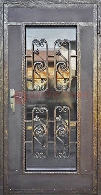 Коричневая наружная дверь порошок со стеклом и ковкой ДСК-160 в Бронницах