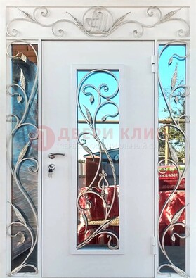 Белая входная дверь порошок со стеклом и ковкой ДСК-165 в Бронницах