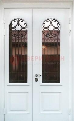 Белая стальная дверь стекло с ковкой и филенкой ДСК-201 в Бронницах