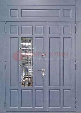 Серая двухстворчатая дверь Винорит со стеклом и ковкой ДСК-234 RAL 7024 в Бронницах