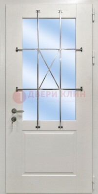 Белая простая железная дверь Винорит со стеклом и ковкой ДСК-257 в Бронницах