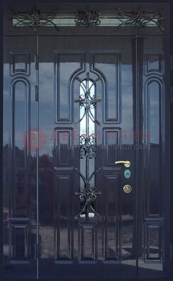 Глянцевая полуторная дверь Винорит стекло и ковка ДСК-275 в Бронницах