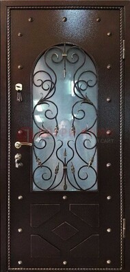 Влагостойкая дверь со стеклом и ковкой с декором ДСК-37 в Бронницах