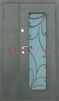 Двухстворчатая железная дверь со стеклом и ковкой ДСК-40 в Бронницах