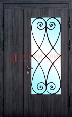Стальная дверь со стеклом и ковкой ДСК-69 в деревянный дом в Бронницах