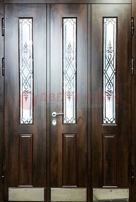 Входная дверь со стеклом и ковкой ДСК-72 в кирпичный дом в Бронницах