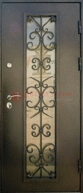Входная дверь Дверь со стеклом и ковкой черного цвета ДСК-76 для веранды в Бронницах