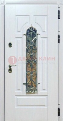Белая остекленная металлическая дверь с ковкой ДСК-98 в Бронницах