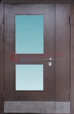 Коричневая тамбурная дверь со стеклянными вставками ДТМ-21 в Бронницах