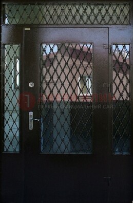 Коричневая тамбурная дверь со стеклянными вставками и ковкой ДТМ-32 в Бронницах
