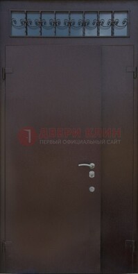 Коричневая тамбурная дверь со стеклянными вставками и ковкой ДТМ-39 в Бронницах