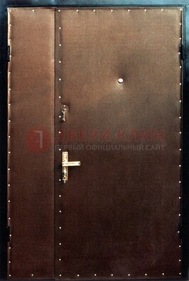 Коричневая тамбурная дверь с оформлением ДТМ-40 в Бронницах