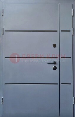 Серая металлическая тамбурная дверь с молдингами ДТМ-42 в Пскове
