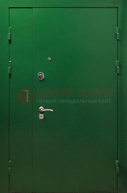 Зеленая распашная тамбурная дверь Порошок ДТМ-47 в Пскове