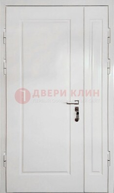 Полуторная металлическая дверь с МДФ в белом цвете ПЛ-24 в Бронницах