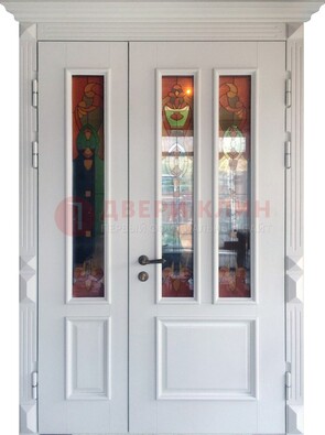 Белая полуторная металлическая дверь с витражом ВЖ-12 в Бронницах