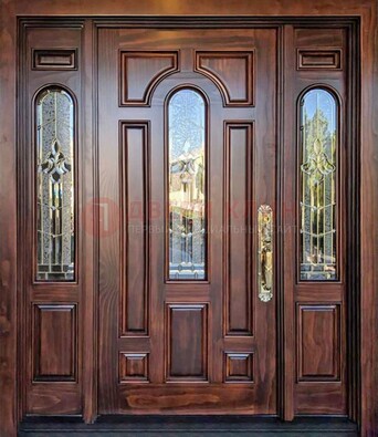 Железная классическая дверь с массивом дуба и витражом ВЖ-18 в Бронницах