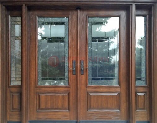 Распашная стальная дверь с массивом с витражом и фрамугами ВЖ-21 в Бронницах