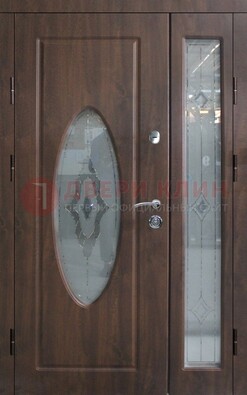 Коричневая двухстворчатая железная дверь с МДФ и витражом ВЖ-33 в Бронницах